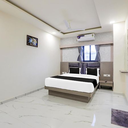 Hotel O Neek Palace Ahmedabad Exteriör bild