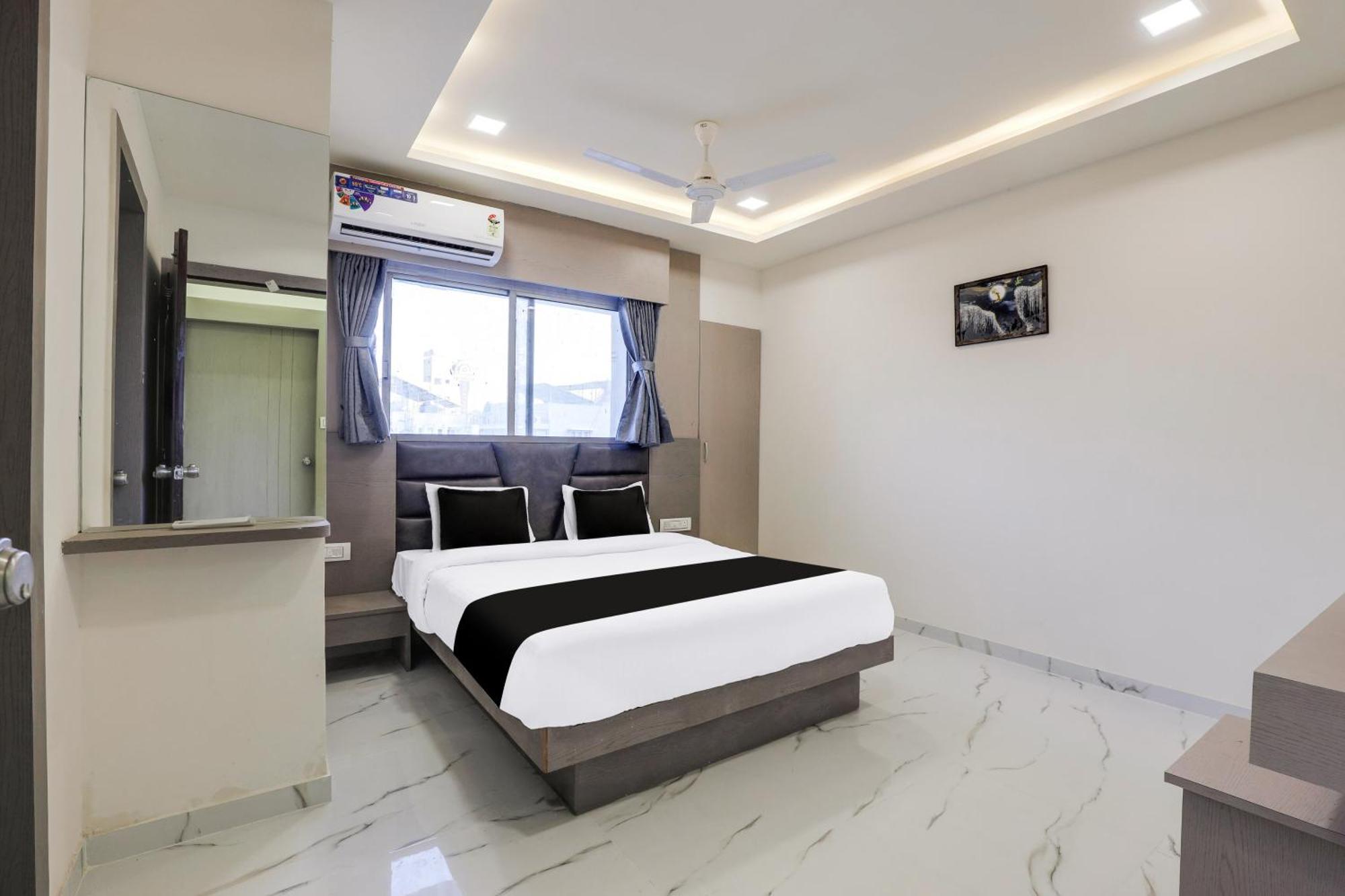 Hotel O Neek Palace Ahmedabad Exteriör bild