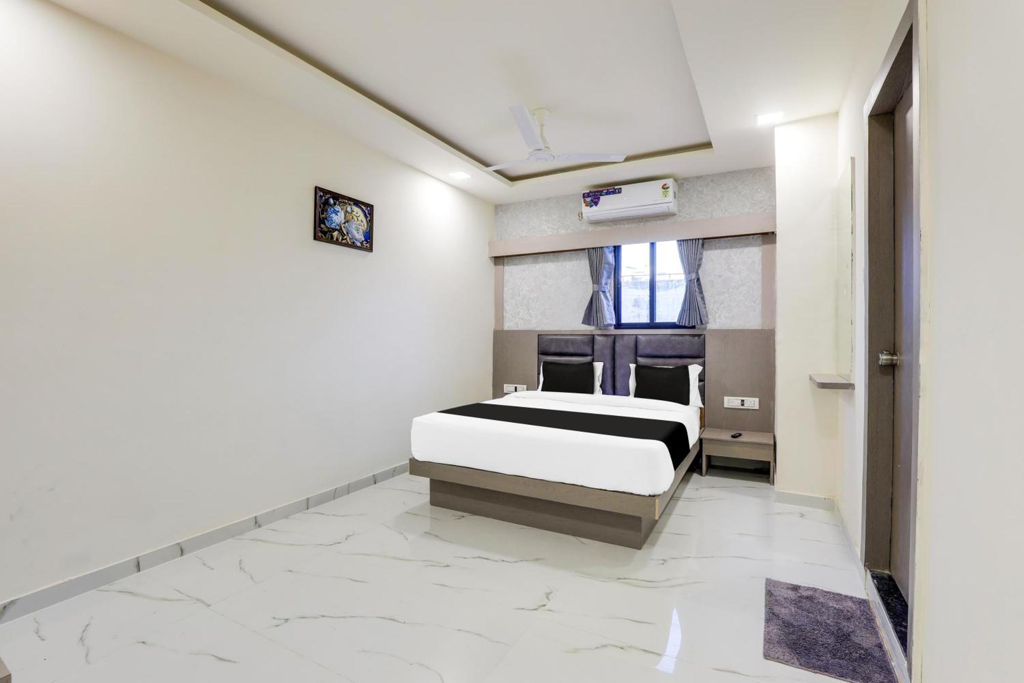 Hotel O Neek Palace Ahmedabad Exteriör bild