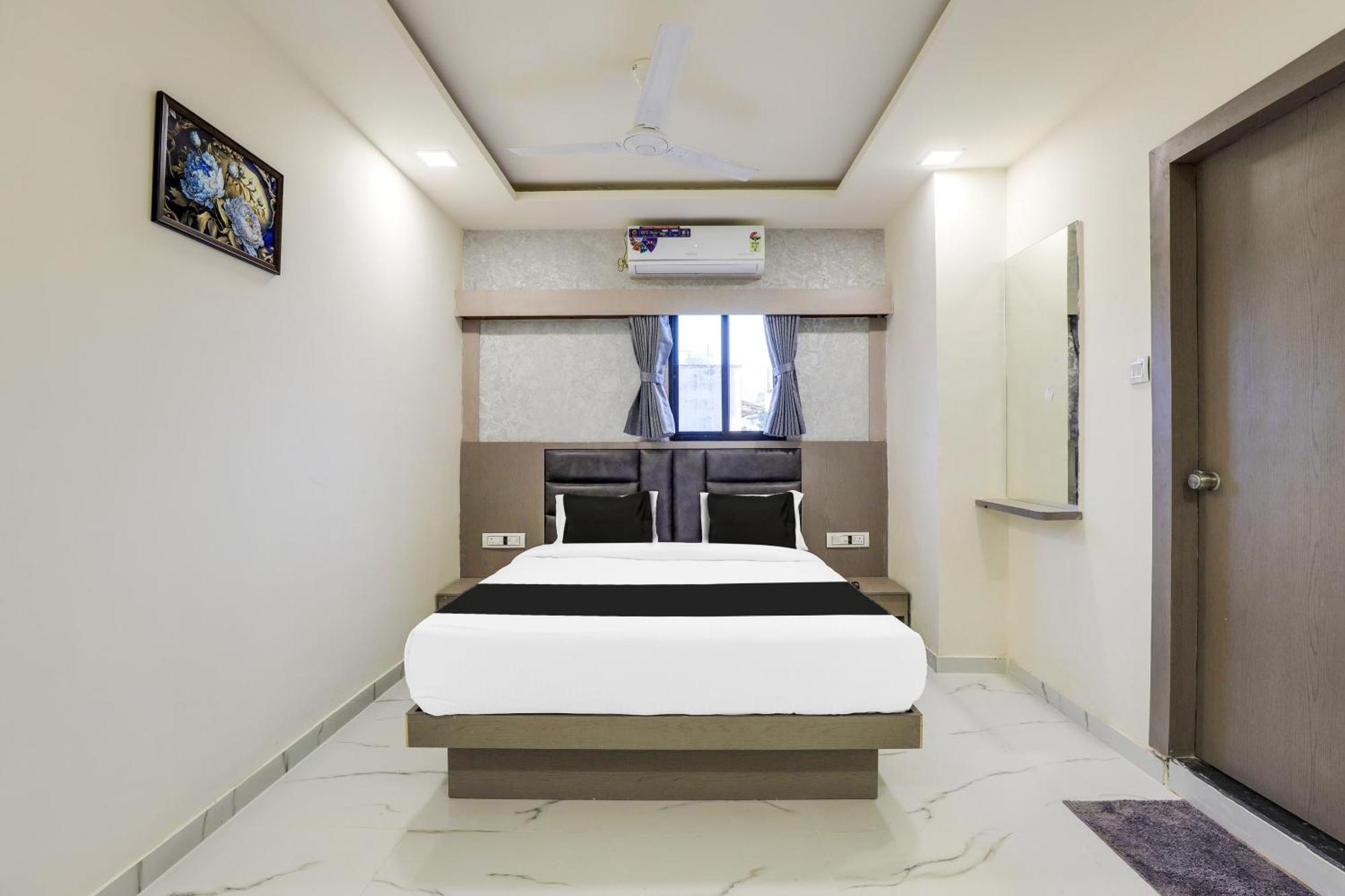 Hotel O Neek Palace Ahmedabad Exteriör bild